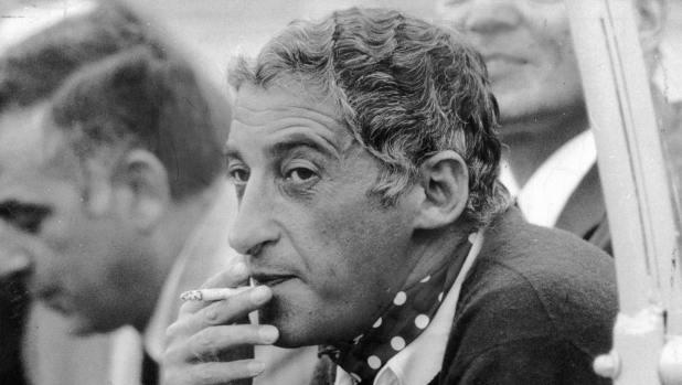 La leggenda del Filosofo che portò lo scudetto a Cagliari: 100 anni fa nasceva Manlio Scopigno