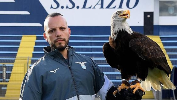 Post social offensivi, il falconiere della Lazio si scusa: "Scritti anni fa, non mi rappresentano più"