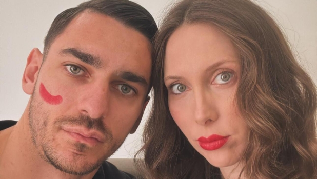 Volti segnati, palloni e fasce: il calcio si tinge di rosso per le donne