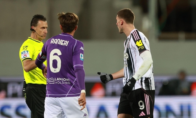 "Sei uno zingaro": cori contro Vlahovic in Fiorentina-Juve. Si rischia la sospensione
