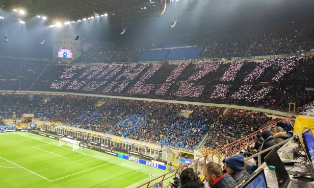 La Curva Sud aggira il divieto: "Sodalizio" viene scritto con gli smartphone