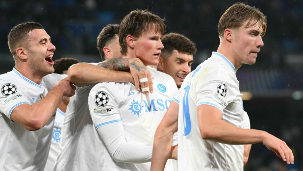 Il Qarabag dura un tempo, con un gol e mezzo di McTominay il Napoli torna in corsa per i playoff