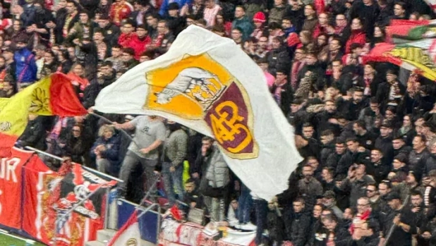 Atletico Madrid-Inter, nella curva degli spagnoli una bandiera della Roma