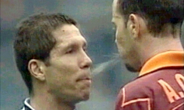 Zago: "Lo sputo a Simeone? Mi pento, non mi appartiene. Totti parlava nel sonno, diceva 'Passami la palla'"