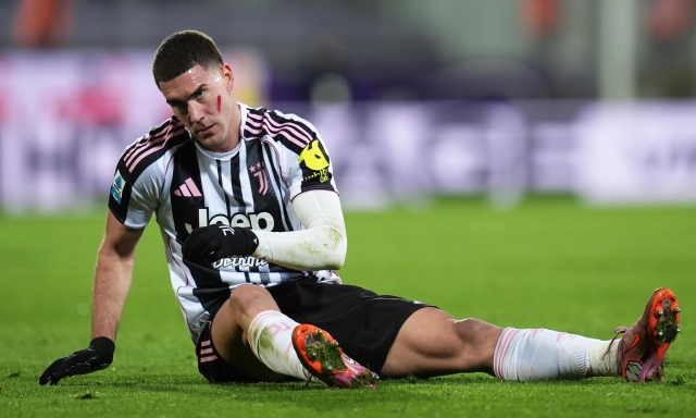 Juventus, infortunio per Vlahovic: l'attaccante lascia il campo zoppicando