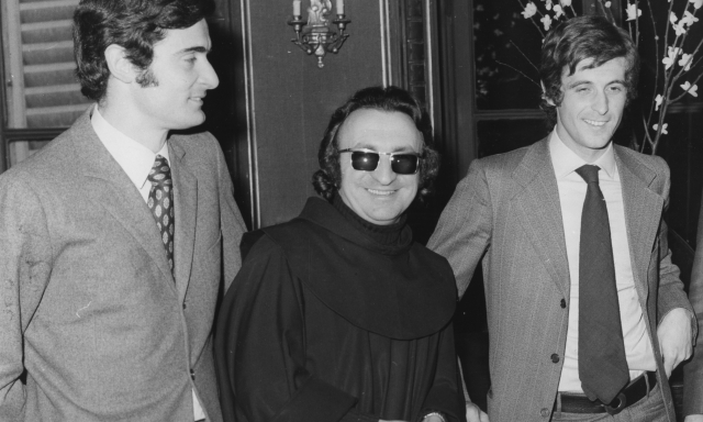 Addio a Padre Eligio, il frate coi Ray Ban amico di Rivera e Rocco: fondò Telefono Amico