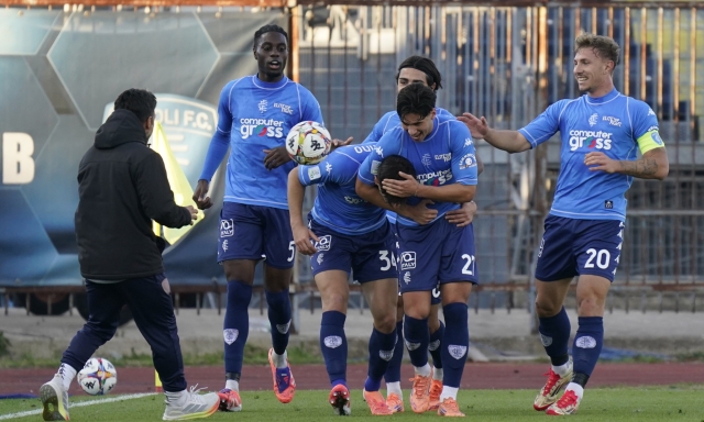 Bari, la prima di Vivarini è un disastro: l'Empoli vince 5-0. Frosinone ok, è 2°. Tris Venezia, colpo Padova