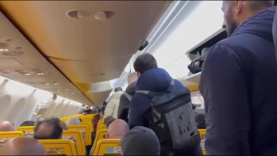 Bari, spintoni e insulti tra tifosi e giocatori: caos sul volo di ritorno