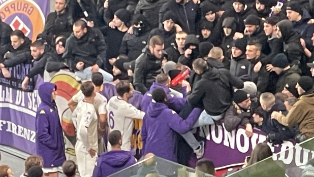Fiorentina ultima a rapporto sotto la curva. E Dzeko parla al megafono