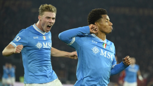 Neres segna ancora e fa volare il Napoli: Roma battuta, Conte aggancia il Milan in testa