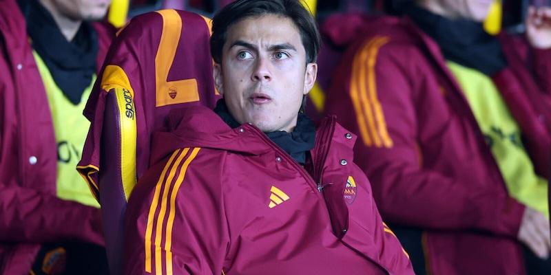 Dybala, mai tre panchine di fila: lui vuole rimanere ma la Roma gli chiede i gol