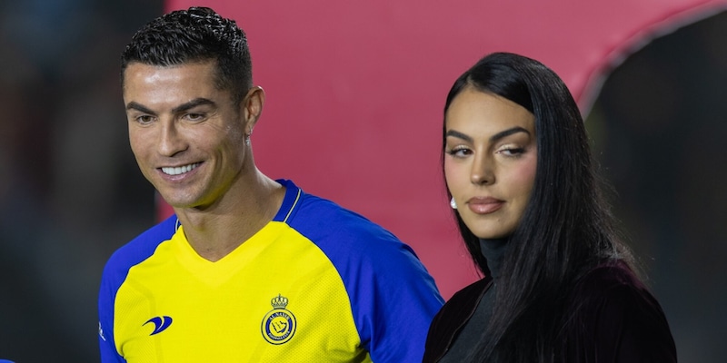 Georgina e l'anello di fidanzamento da pi&ugrave; di 4 milioni: "&Egrave; il minimo che Ronaldo potesse fare..."