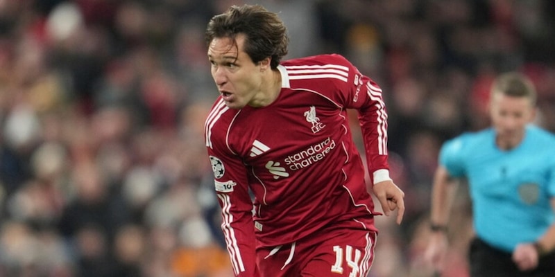 Chiesa salva il Liverpool e Slot lo elogia: “Non si arrende”. E i tifosi Reds lo acclamano