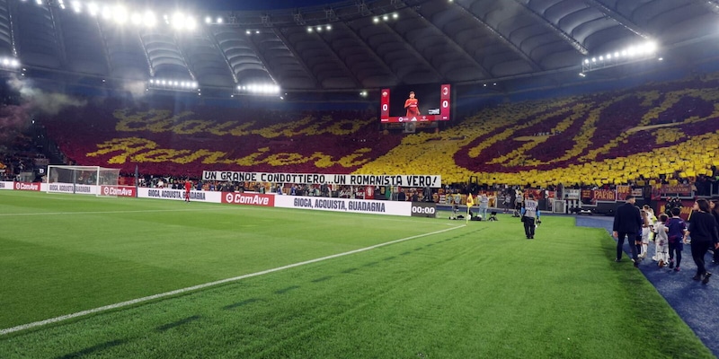 La frecciata della Roma alla Lazio di fine anno &egrave; virale: la stoccata sull'Olimpico fa il giro del web