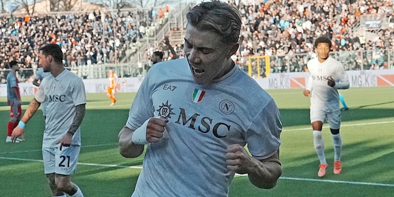 Hojlund trascina il Napoli, doppietta show alla Cremonese: Conte a -1 da Allegri