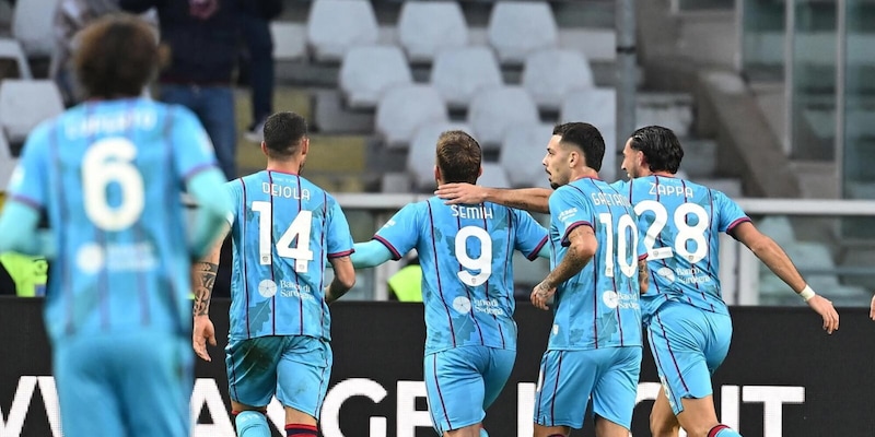 Gol pazzesco di Kilicsoy, i compagni del Cagliari non ci credono: &ldquo;Sei pazzo&hellip;&rdquo;