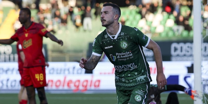 Serie B, l'Avellino ferma il Venezia. Il Frosinone aggancia in vetta il Monza