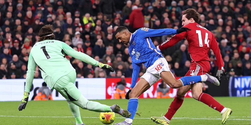 Chiesa, che salvataggio mostruoso davanti alla porta di Alisson: il Liverpool si salva al 94'