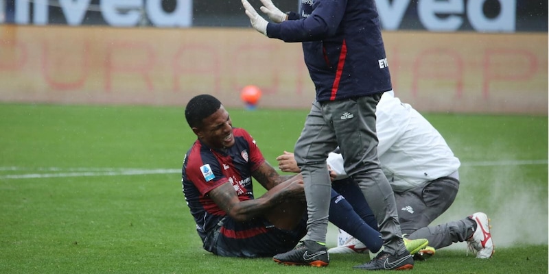 Folorunsho operato al ginocchio: i tempi di recupero del centrocampista del Cagliari
