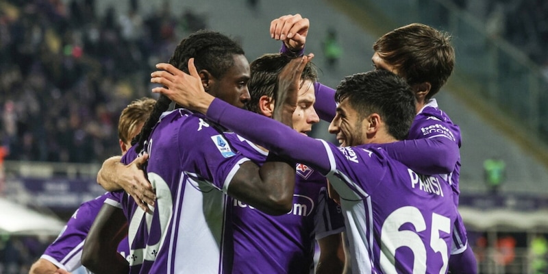 Fiorentina, prima vittoria ma la contestazione non si placa: 5-1 all'Udinese, doppio Kean