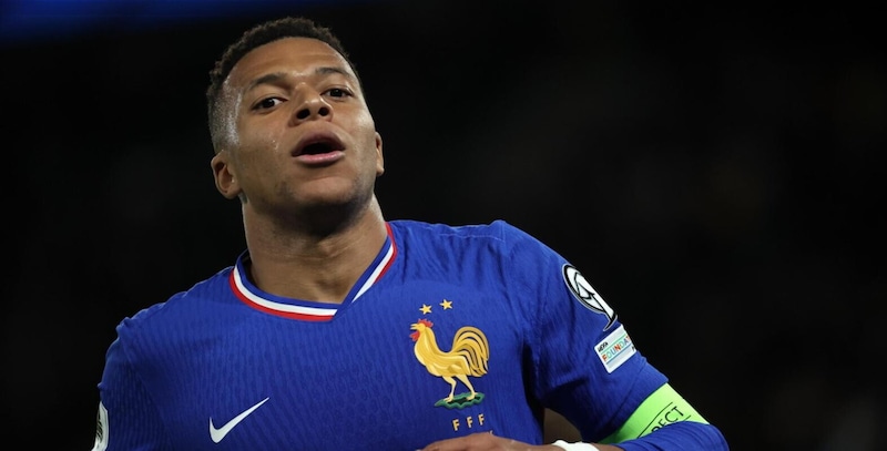 Mbapp&eacute; gli regala pi&ugrave; di 60mila euro: poliziotto sanzionato e mandato in pensione. La folle storia dalla Francia