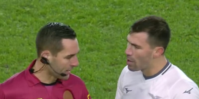 Romagnoli furioso, la frase urlata all'arbitro: "Succede sempre alla Lazio!"