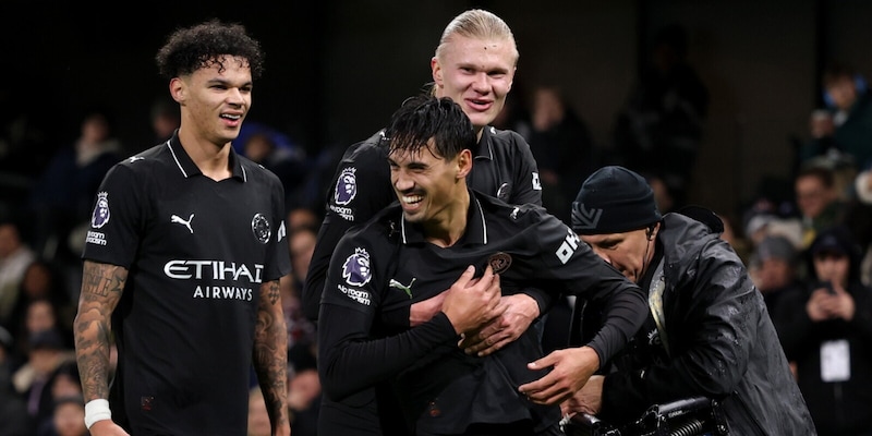 Premier League, manita City col brivido. Romero da attaccante salva il Tottenham