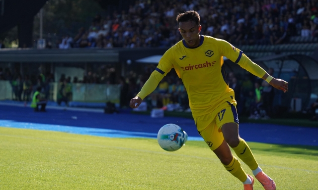 Verona, infortunio alla caviglia per Giovane: l'attaccante lascia il campo zoppicando