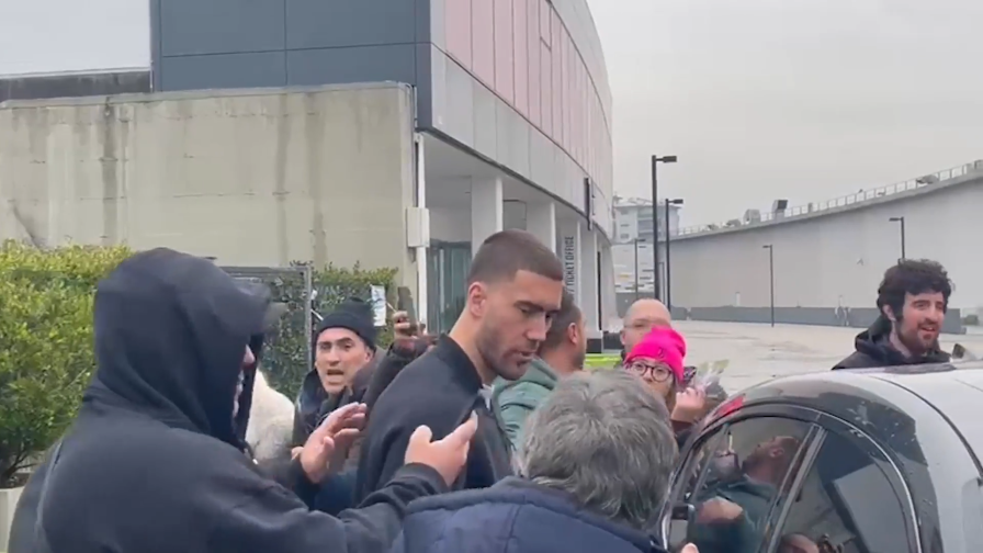 Vlahovic al JMedical: il serbo saluta i tifosi con foto e autografi