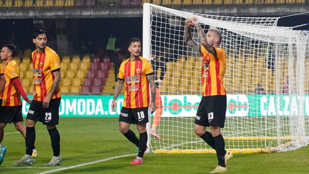Benevento travolgente: 5 gol alla Salernitana e sorpasso al 2° posto. Brescia, pari al 92'
