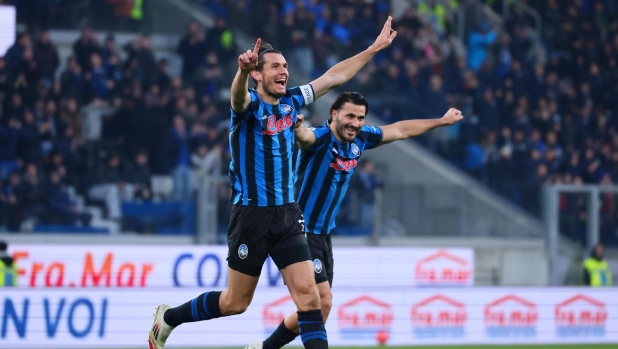 Atalanta travolgente: poker al Genoa (in 10 per un'ora). Ai quarti trova la Juventus