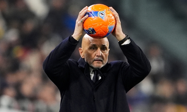 Dal Maradona solo fischi per Spalletti. Sassaiola dei tifosi del Napoli al pullman della Juve