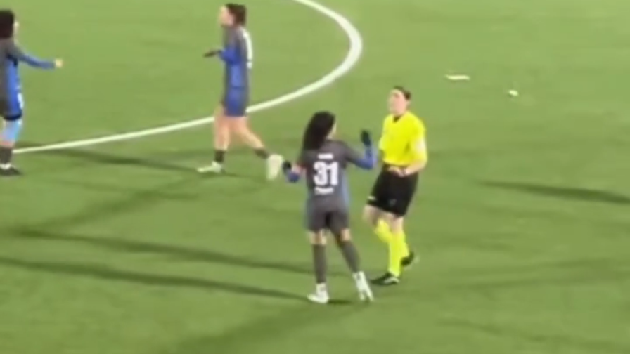 "Vai a casa a lavare i piatti": frasi sessiste contro l'arbitra