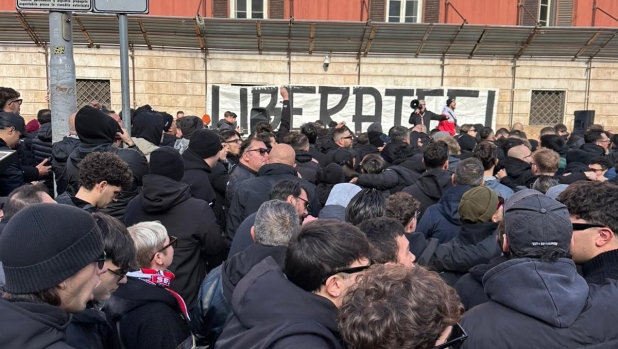 I tifosi del Bari in piazza "contro la multiproprietà". Il sindaco: "Incontrerò i De Laurentiis"