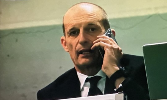 Sul 2-0 Allegri (squalificato) si mette subito al telefono. E Rabiot fa 2-1