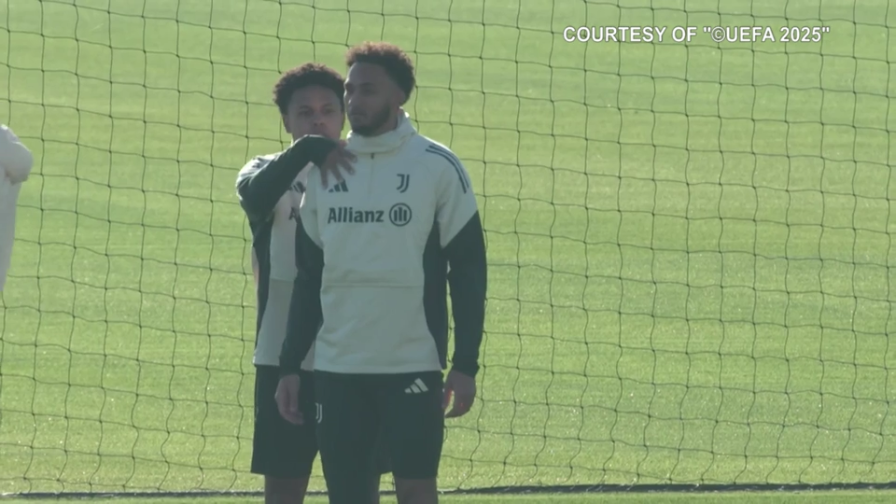 Kelly sei teso? McKennie si reinventa... massaggiatore