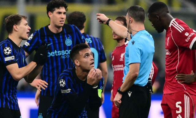 "In Premier non lo fischierebbero", "Prendetevela con l'arbitro": il rigore che imbarazza il Liverpool