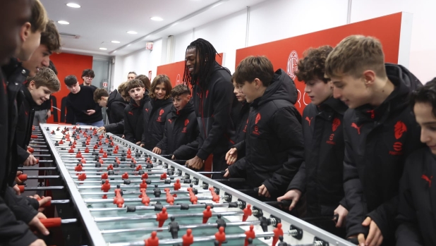 La festa di Natale del settore giovanile del Milan: biliardino gigante con Allegri, Leao, Modric e...