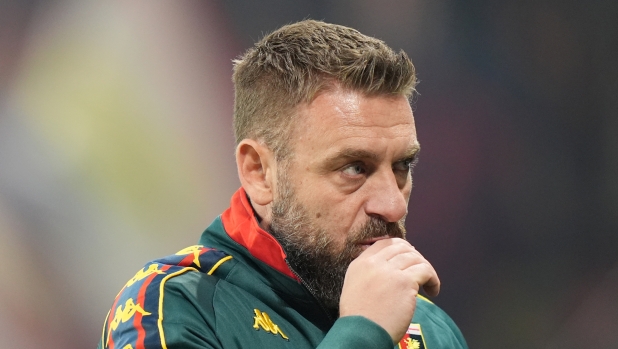 Genoa, De Rossi: "Contro l'Inter dovremo essere perfetti. Ostigard out e su Chivu..."