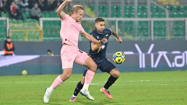 Ci pensa ancora Le Douaron: Palermo a -2 dal primo posto, Samp sempre più giù