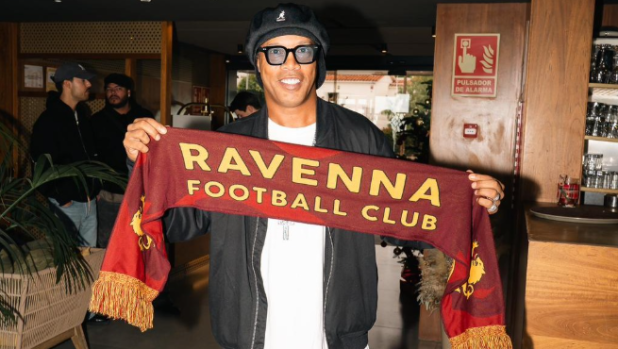 Incredibile a Ravenna: arriva Ronaldinho e si mette in posa con la sciarpa del club