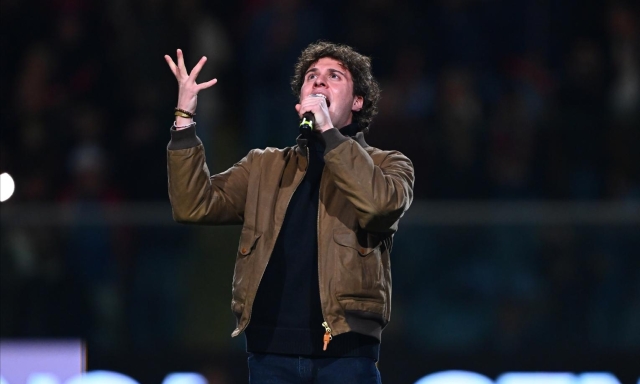 Genoa, che omaggio a Frank Sinatra: la star di X Factor Pier C commuove con "My Way"