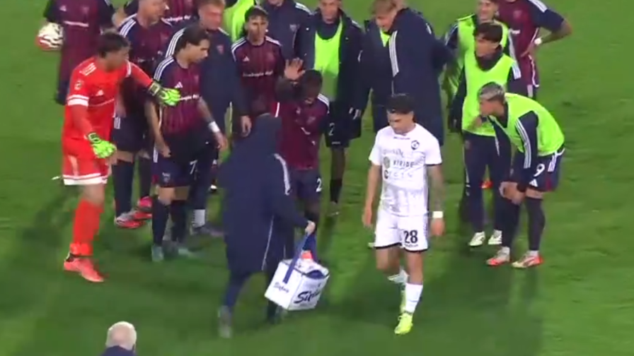 Scena surreale in Serie C: l'attaccante segna con papera del portiere, si fa male ma poi...