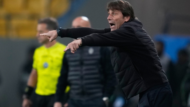 Ibra mette se stesso nella culla, Conte ha i pastori rotti e poi... il presepe della Serie A