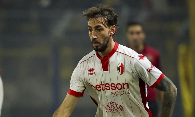 "Che il cancro vi divori". Odio e minacce social ai giocatori del Bari. La denuncia di lady Castrovilli