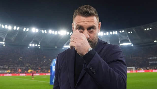 Cori, striscioni, abbracci: la prima volta di De Rossi a Roma da avversario è da brividi