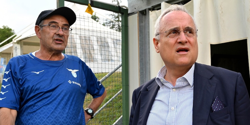 "Toccato il fondo. Sarri furioso? Sapeva chi era Lotito&hellip;". Le parole dell&rsquo;ex Lazio accendono i tifosi