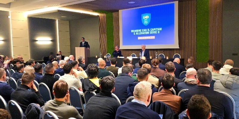 Incontro in D tra calciatori, allenatori e arbitri