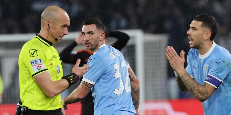 Moviola Lazio-Como: l'arbitro perde lucidit&agrave;. Perch&eacute; tutto quel tempo per il rigore?
