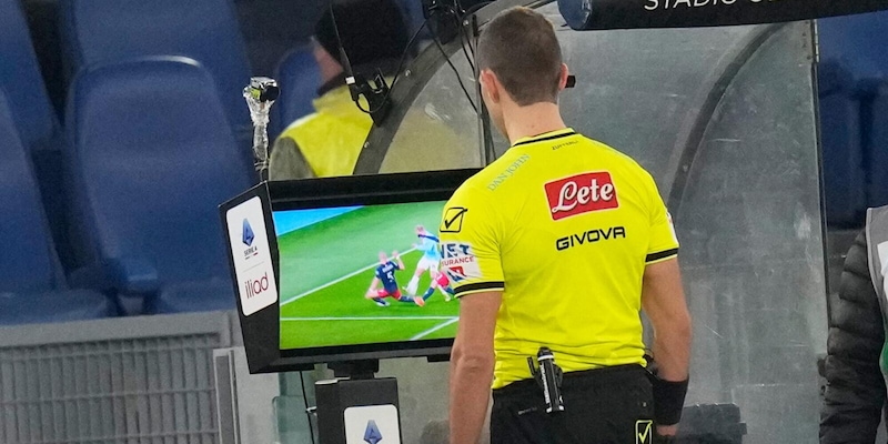 La moviola di Lazio-Genoa: Zufferli male sui tre rigori, lo salva il Var